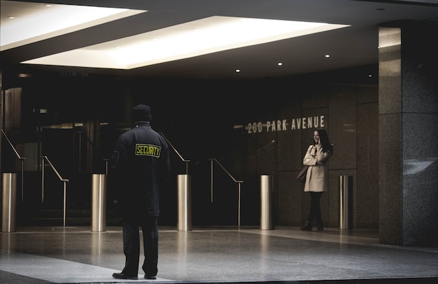  4 reasons why a security guard makes sense for your business 