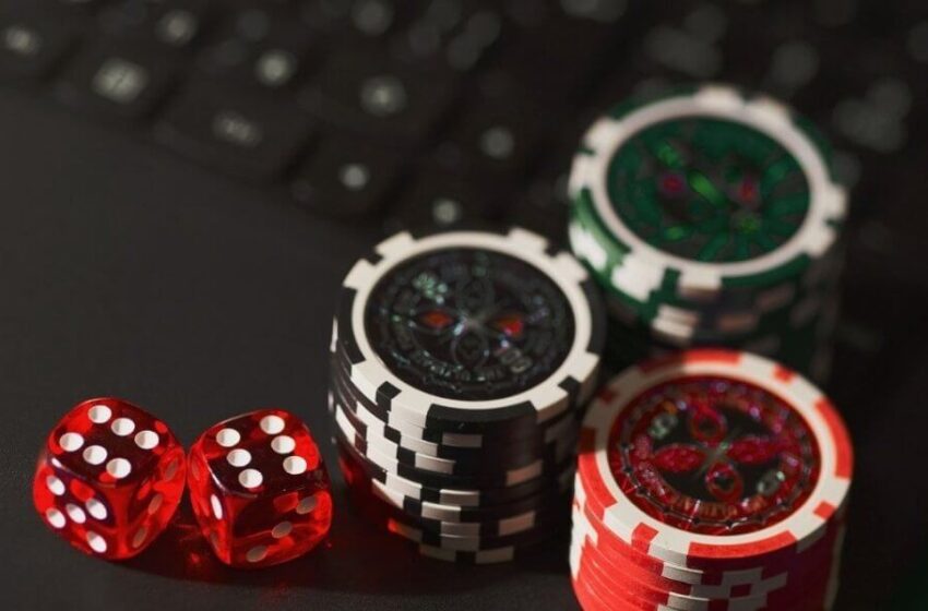  How does an online lottery platform structure the prize settlement process?